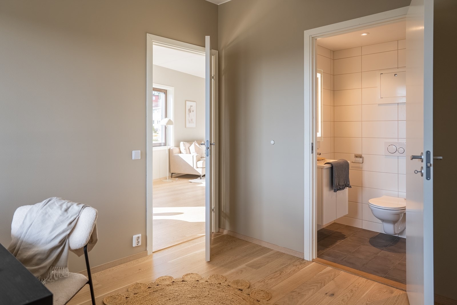 Hovedsoverommet byr på herlig byutsikt og har i tillegg et eget en-suite bad. Galleribilde