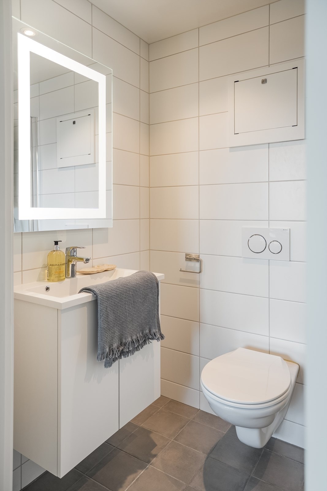 Badet er, i likhet med resten av leiligheten, vurdert til tilstandsgrad 0 og holder god teknisk stand. Rommet er helfliset, og er innredet med vegghengt WC og moderne baderomsinnredning. Galleribilde