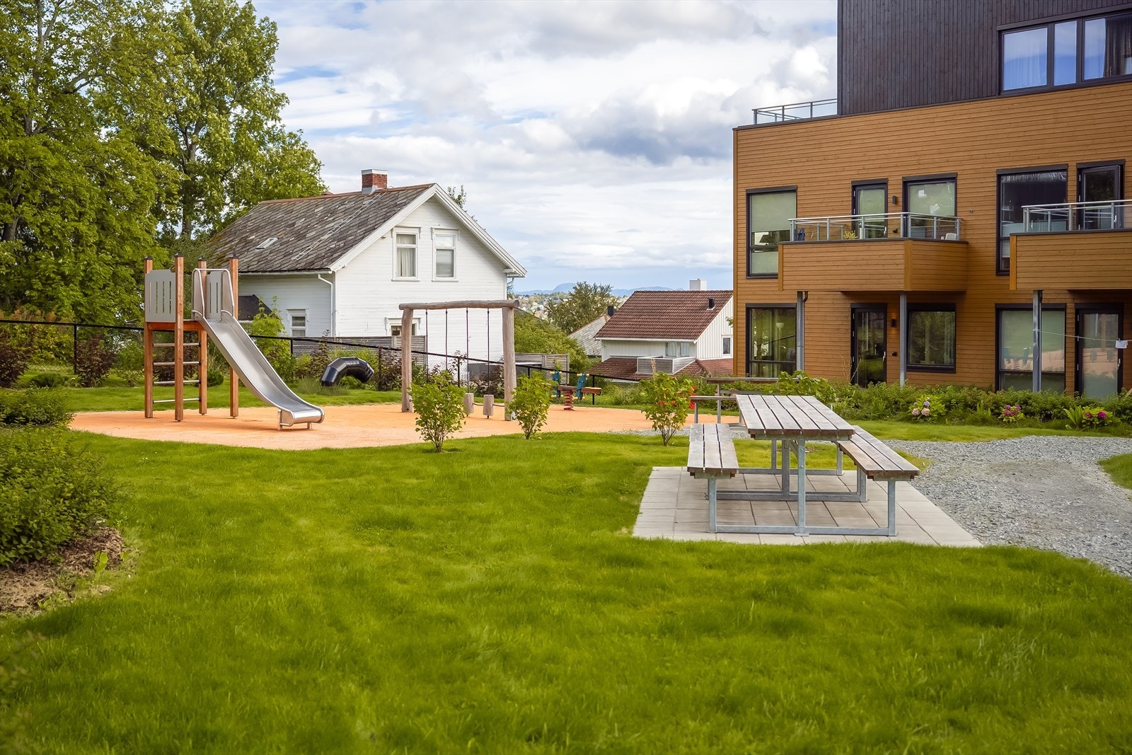 Rundt bebyggelsen er det pene grøntarealer, variert beplantning og sittegrupper. For barna er det få meter å gå bort til nærmeste lekeplass. Galleribilde