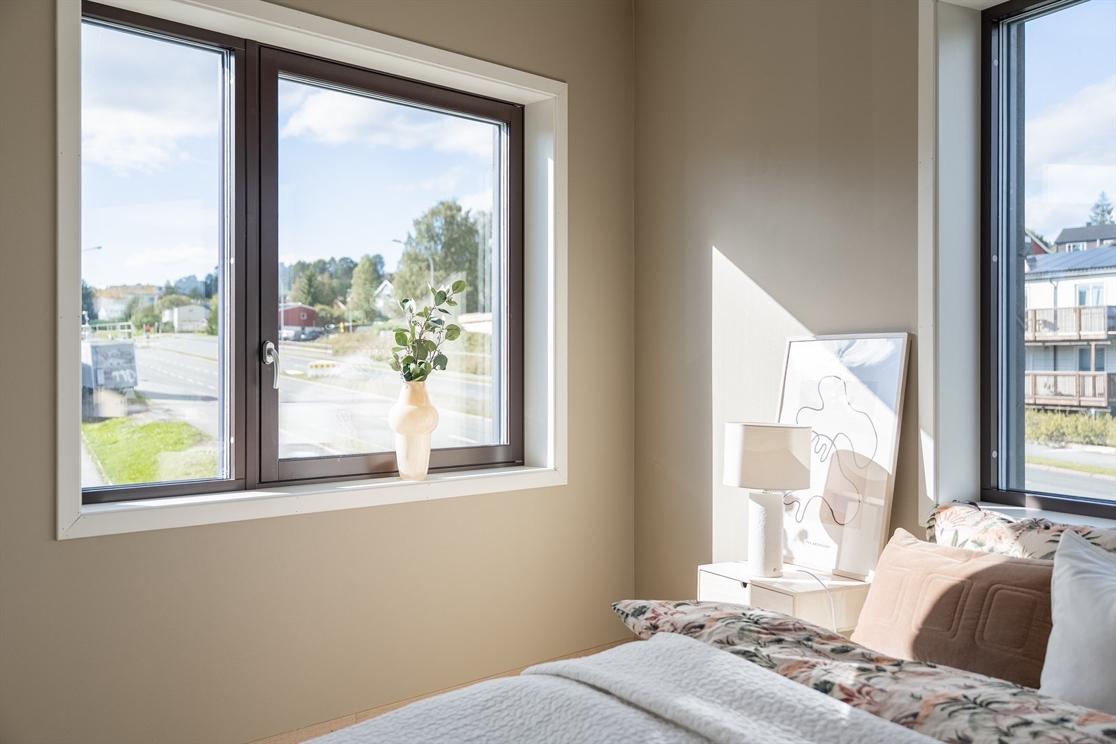 Rommet kan benyttes som gjesterom, TV-stue eller alternativt hovedsoverom. Ønsker man en mer åpen løsning, kan veggen fjernes for å utvide stuen. Galleribilde