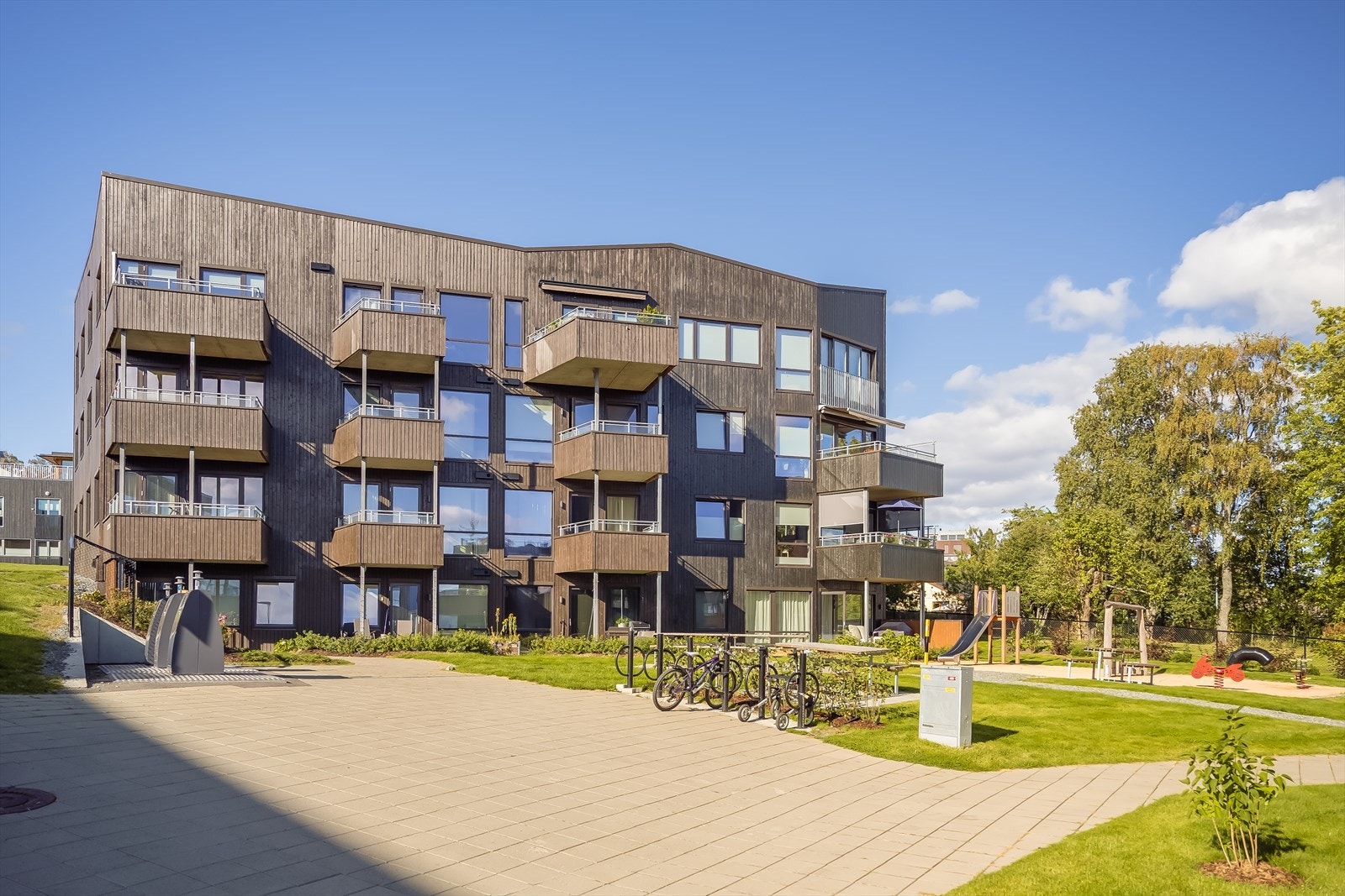 Det følger med egen parkeringsplass og sportsbod i felles parkeringskjeller. Selger har etablert elbil-lader som følger med handelen. Galleribilde