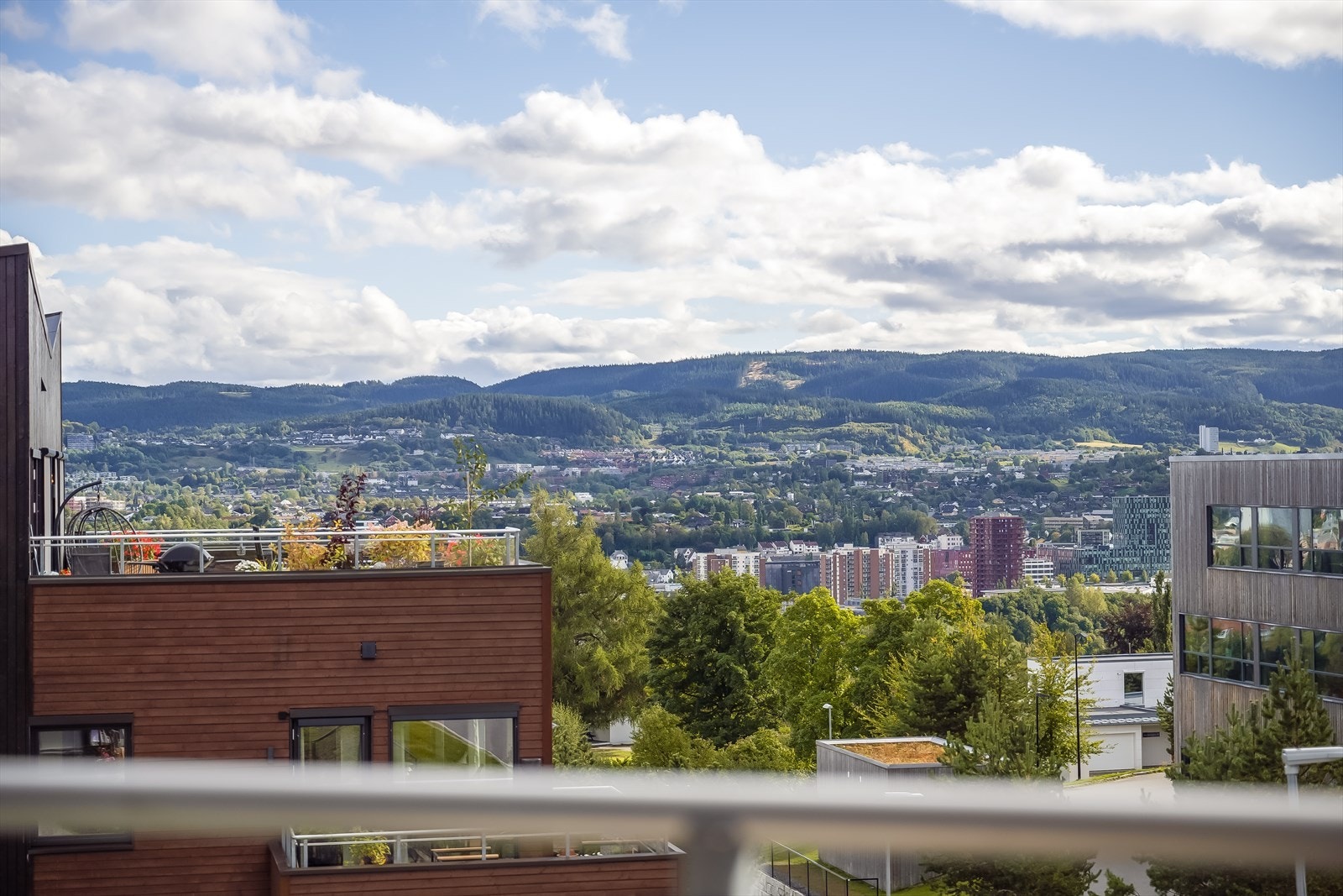 Balkongen er overbygd, så her kan man kose seg uansett vær. Utsikten strekker seg også uhindret mot Estenstadmarka i øst. Galleribilde