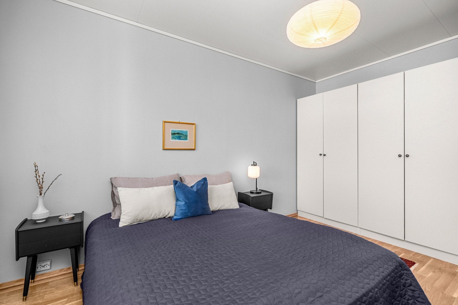 Soverommet har stor garderobe Galleribilde