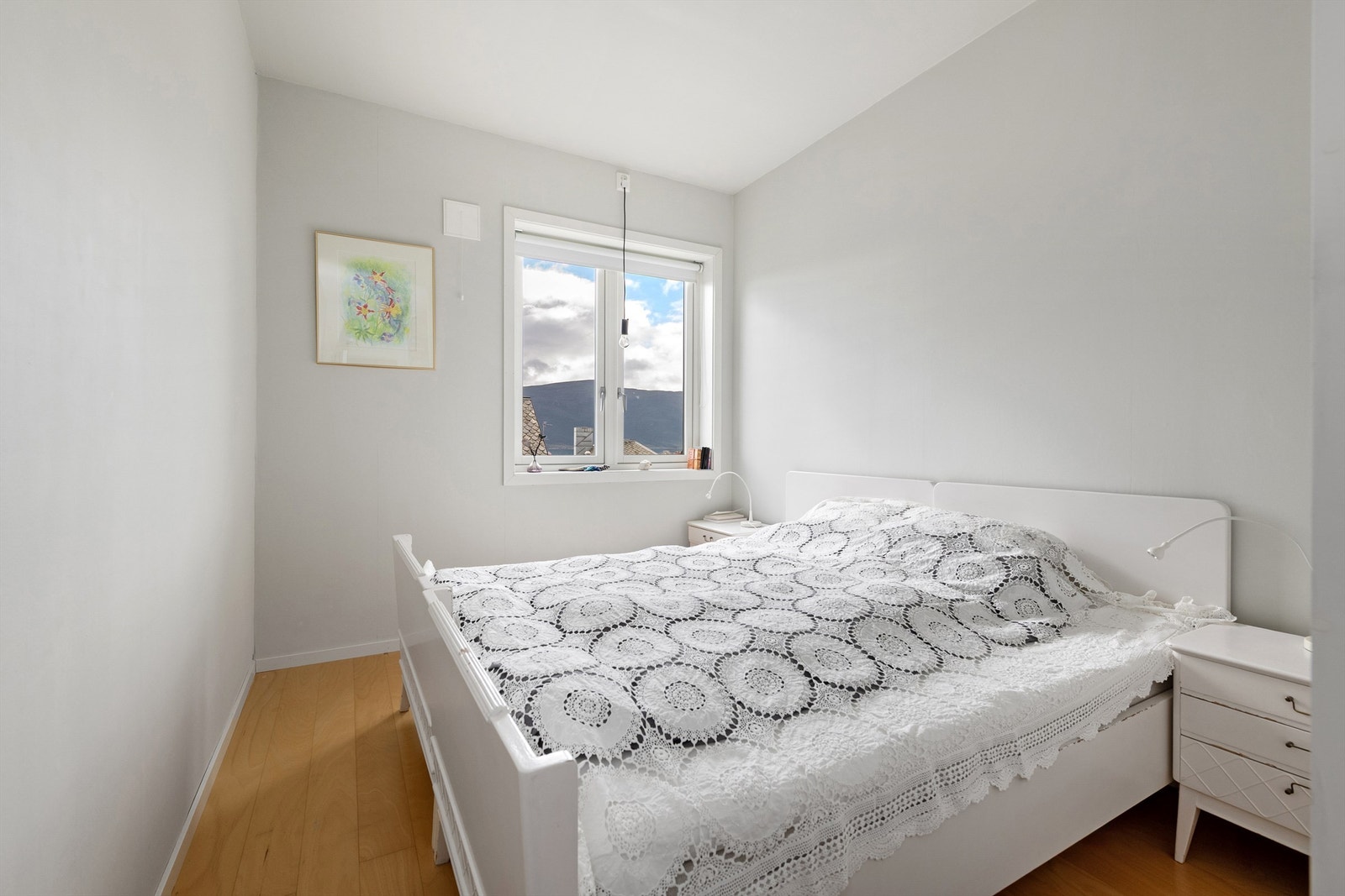 Hovedsoverommet har flott utsikt mot sjø og fjell. Galleribilde