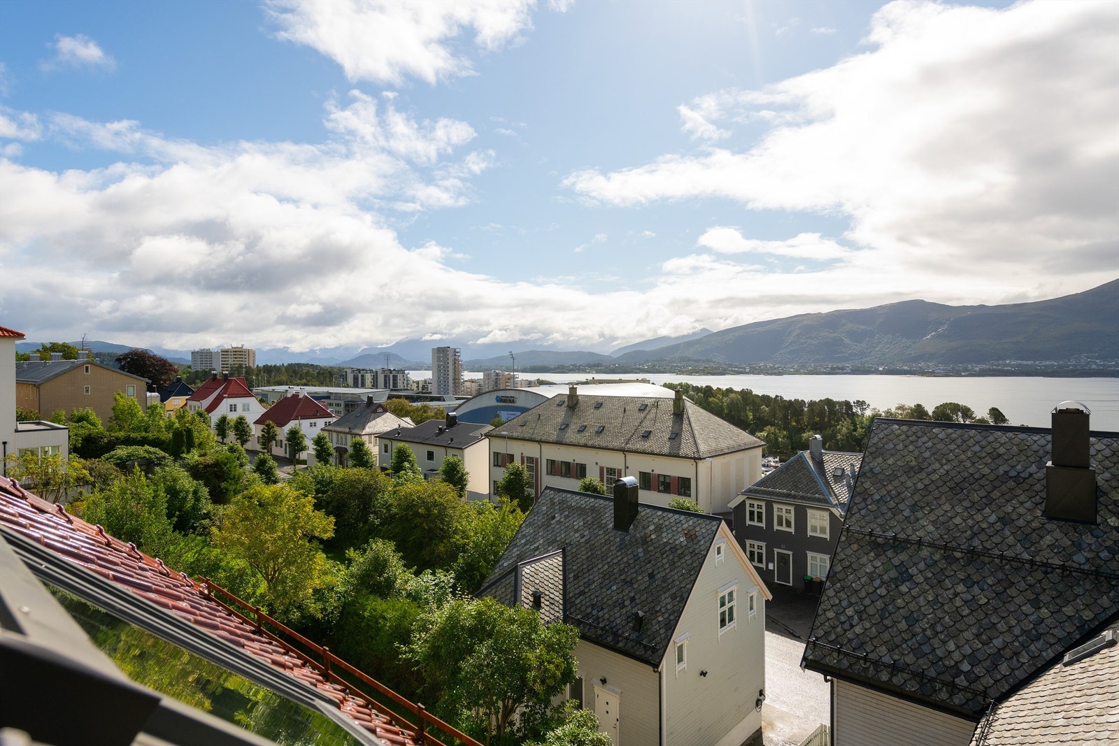 Beliggenheten gir et flott overblikk over nærområdet. Galleribilde