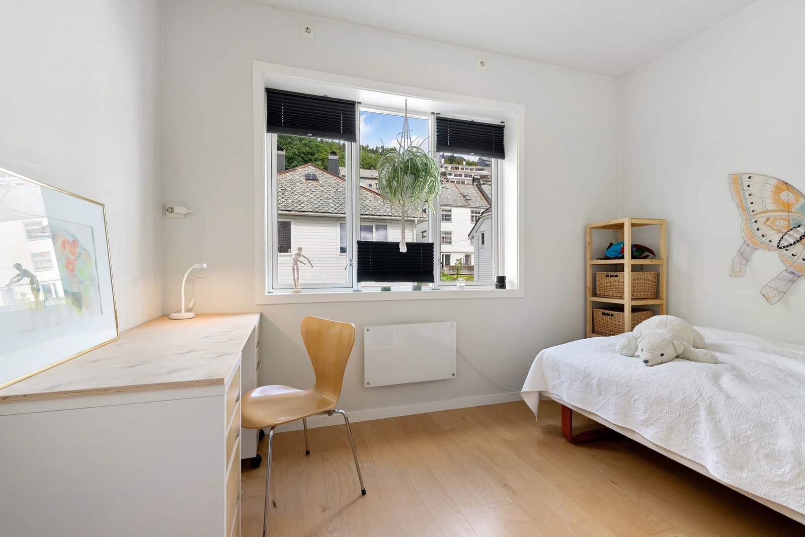 Soverom med plass til både seng og skrivepult. Galleribilde