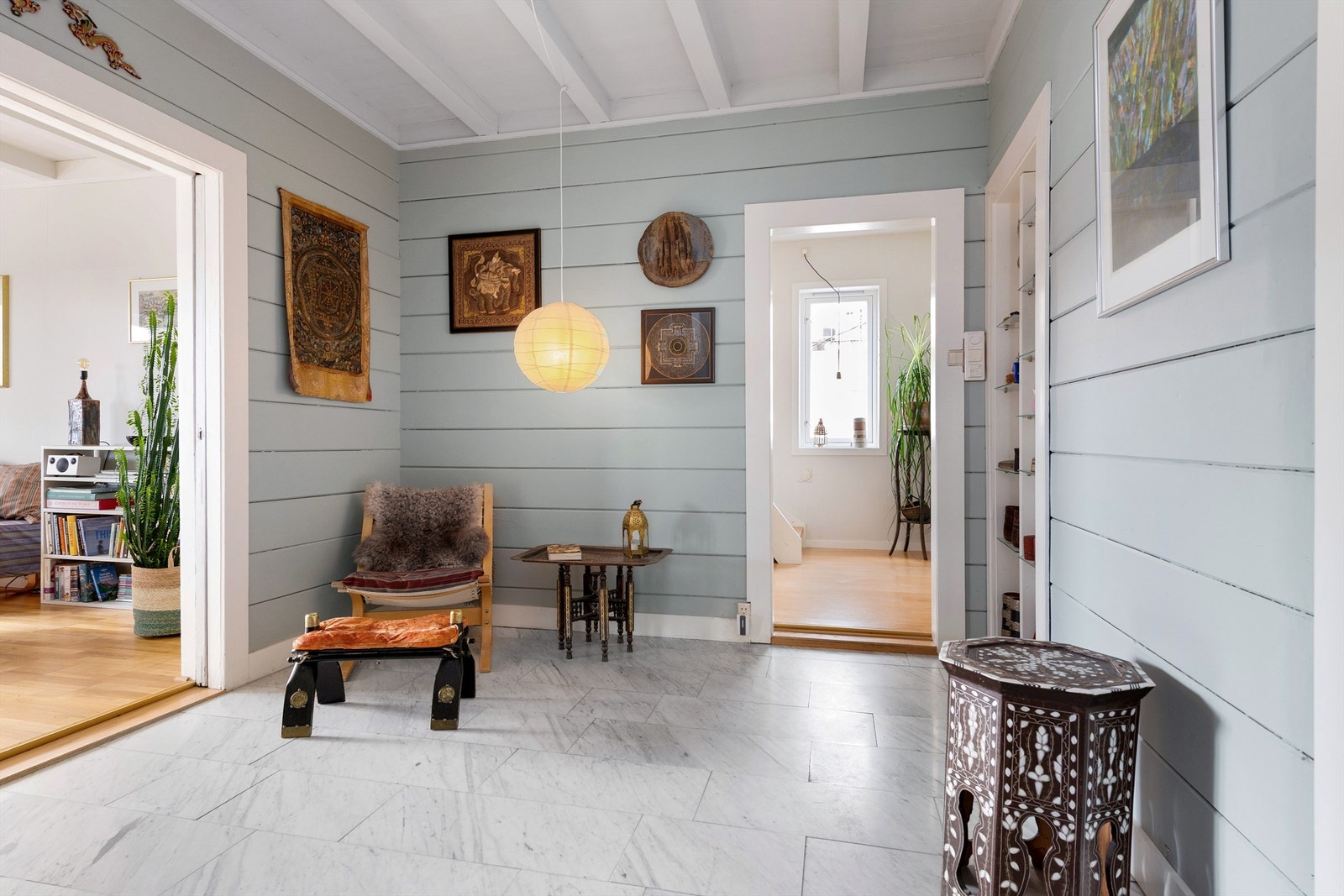 Romslig hall som binder sammen boligens ulike rom. Galleribilde