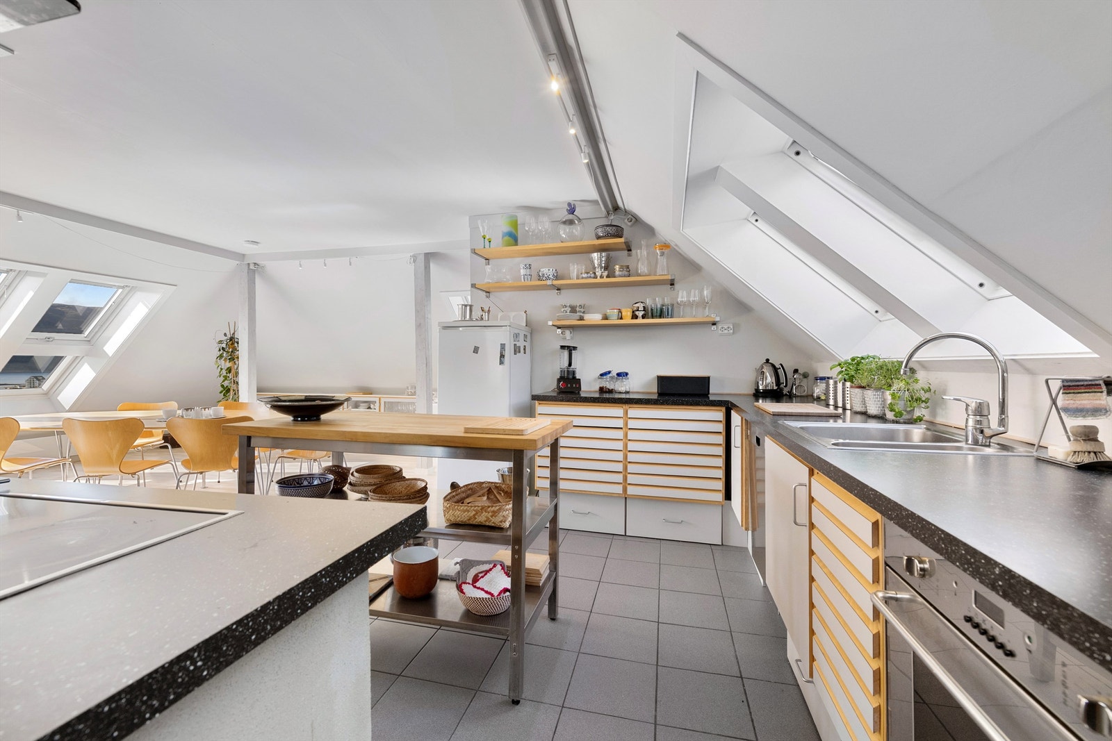 Kjøkkenet har Unoform-innredning med grå fronter og benkeplater i laminat Galleribilde