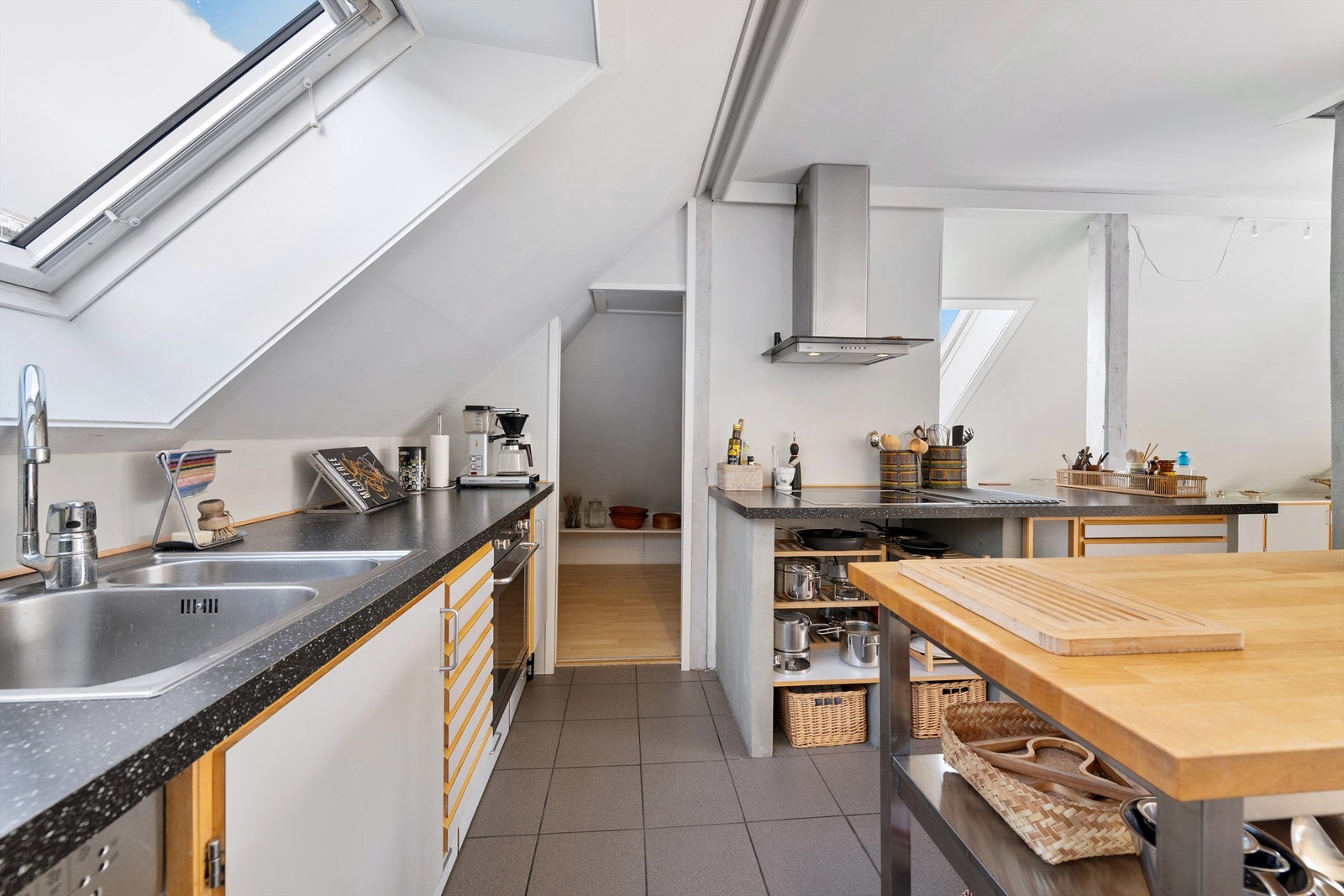 Kjøkkenet er velutstyrt med hvitevarer og har en funksjonell utforming Galleribilde