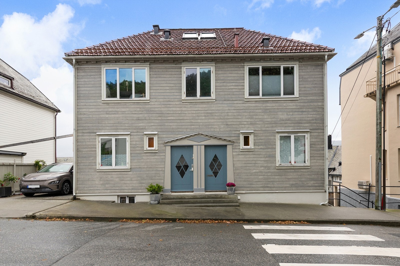 Tiltalende leilighet på populære Klipra som går over 2 plan. Galleribilde