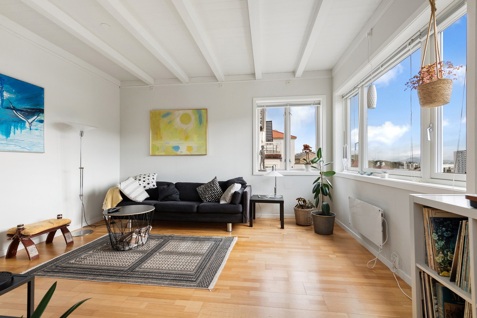 Store vinduer gir mye naturlig lys inn i rommet. Galleribilde