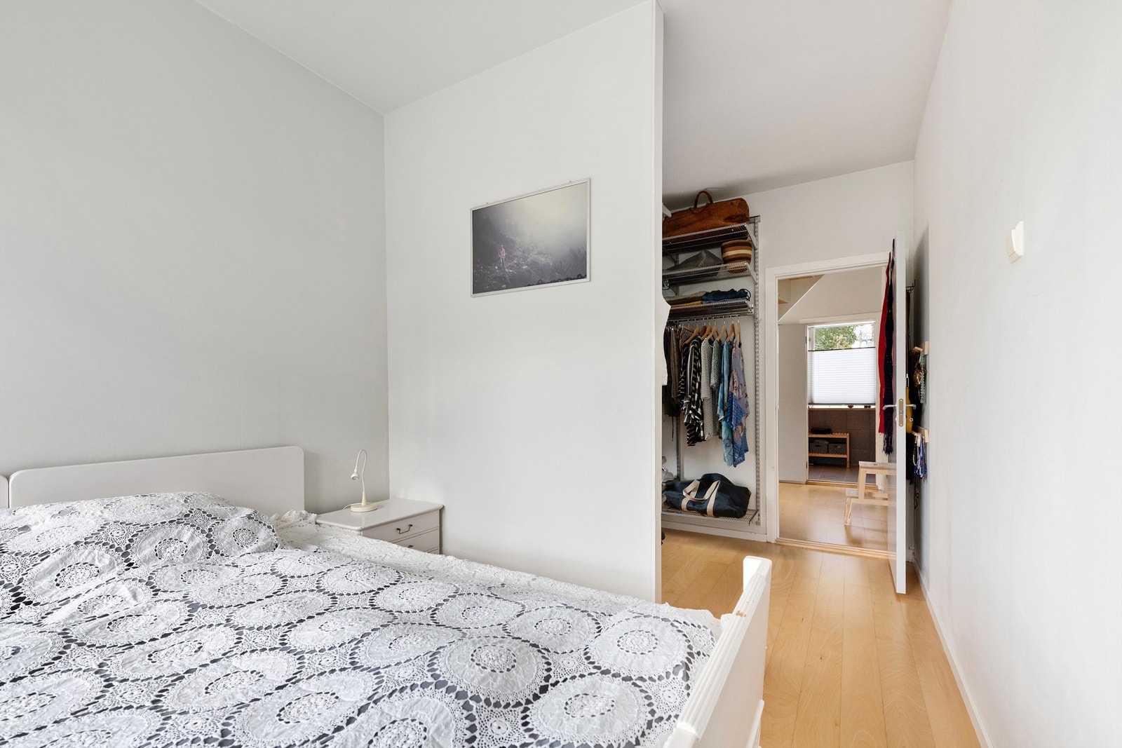 Hovedsoverom med garderobeløsning i tilknytning til rommet. Galleribilde