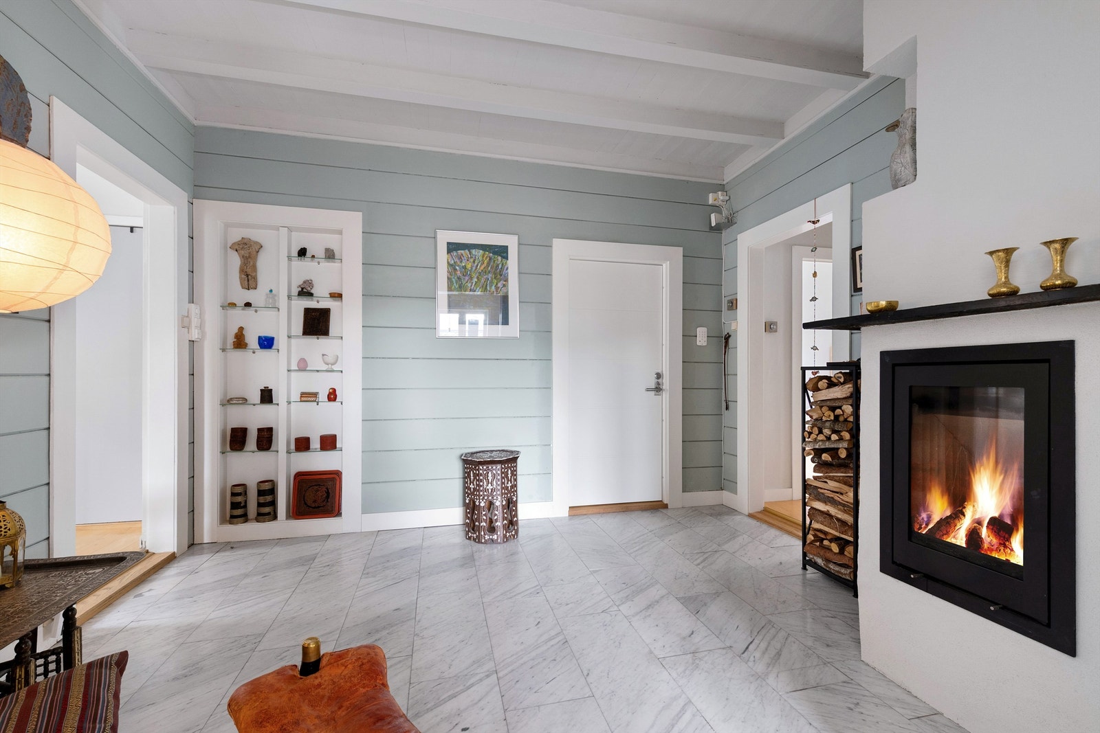 Boligen har modernisert peis fra 2022. Galleribilde