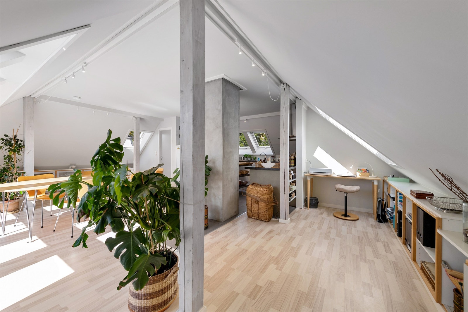 Åpen stue- og kjøkkenløsning med god plass til skapplass Galleribilde