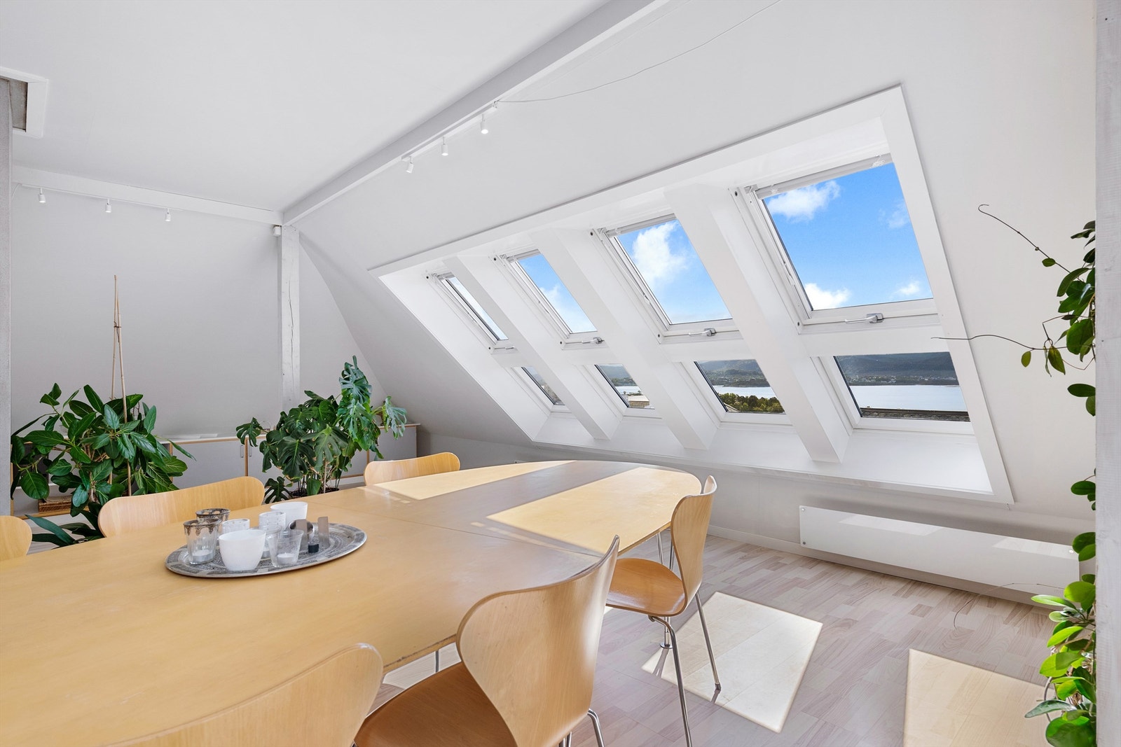 Fra vindusrekken i loftsetasjen kan du nyte en imponerende utsikt mot fjorden. Galleribilde