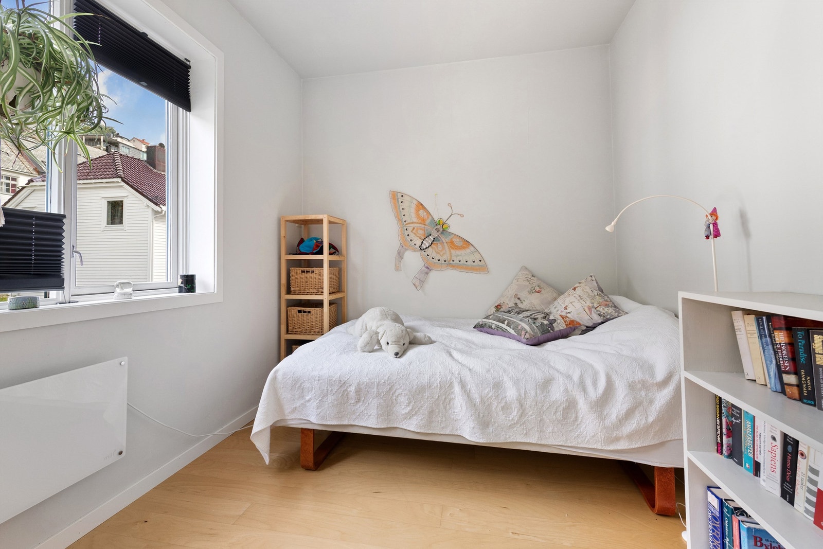 Lyst soverom med plass til seng og oppbevaring. Galleribilde