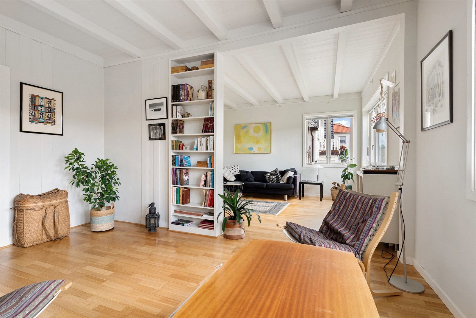 Gjennomgående planløsning med fine sittegrupper. Galleribilde