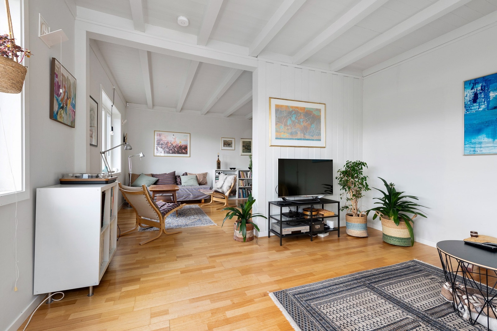 Romslig stue med god plass til flere soner. Galleribilde