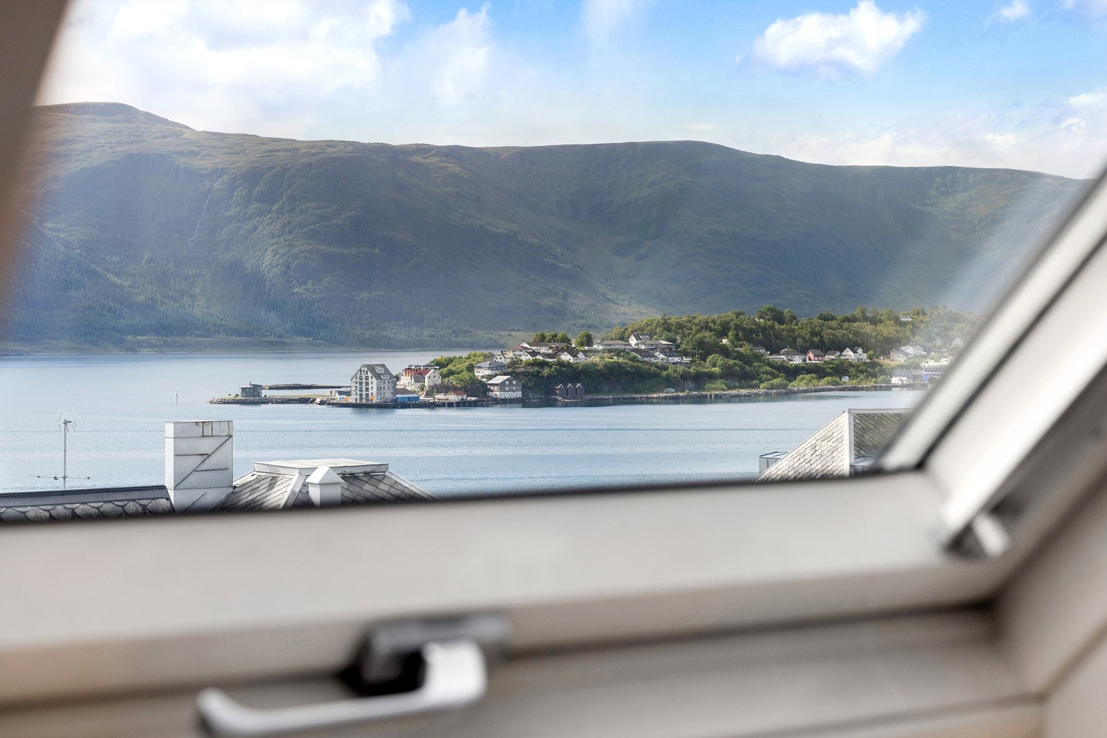 Fra vindusrekken i loftsetasjen kan du nyte en imponerende utsikt mot fjorden. Galleribilde
