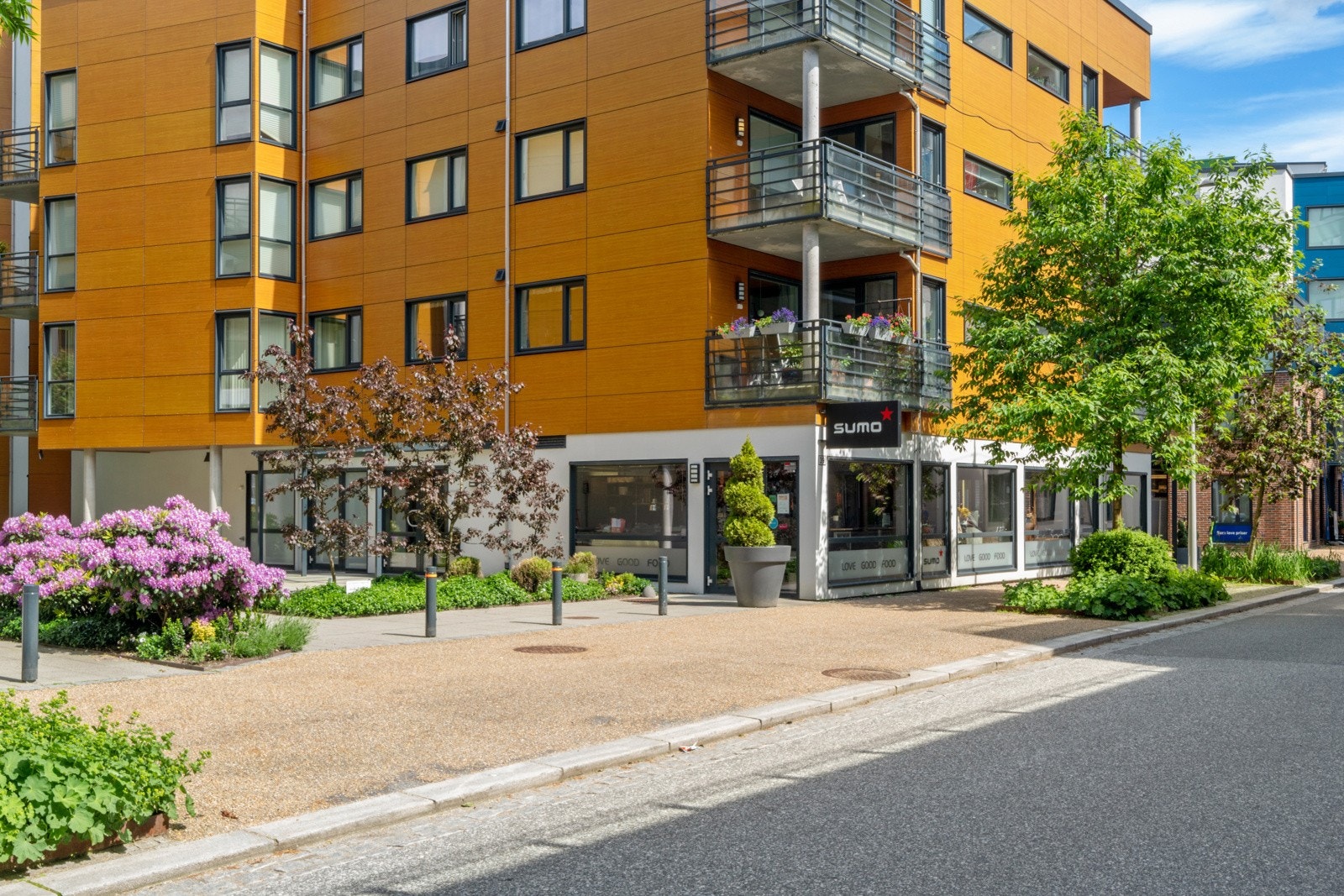 - Nærområdet kan blant annet by på Restaurant Ostra, Sumo sushi, Godt Brød, JAJA restaurant, Damsgårdsstuene, og Pizzabakeren med mer - Galleribilde
