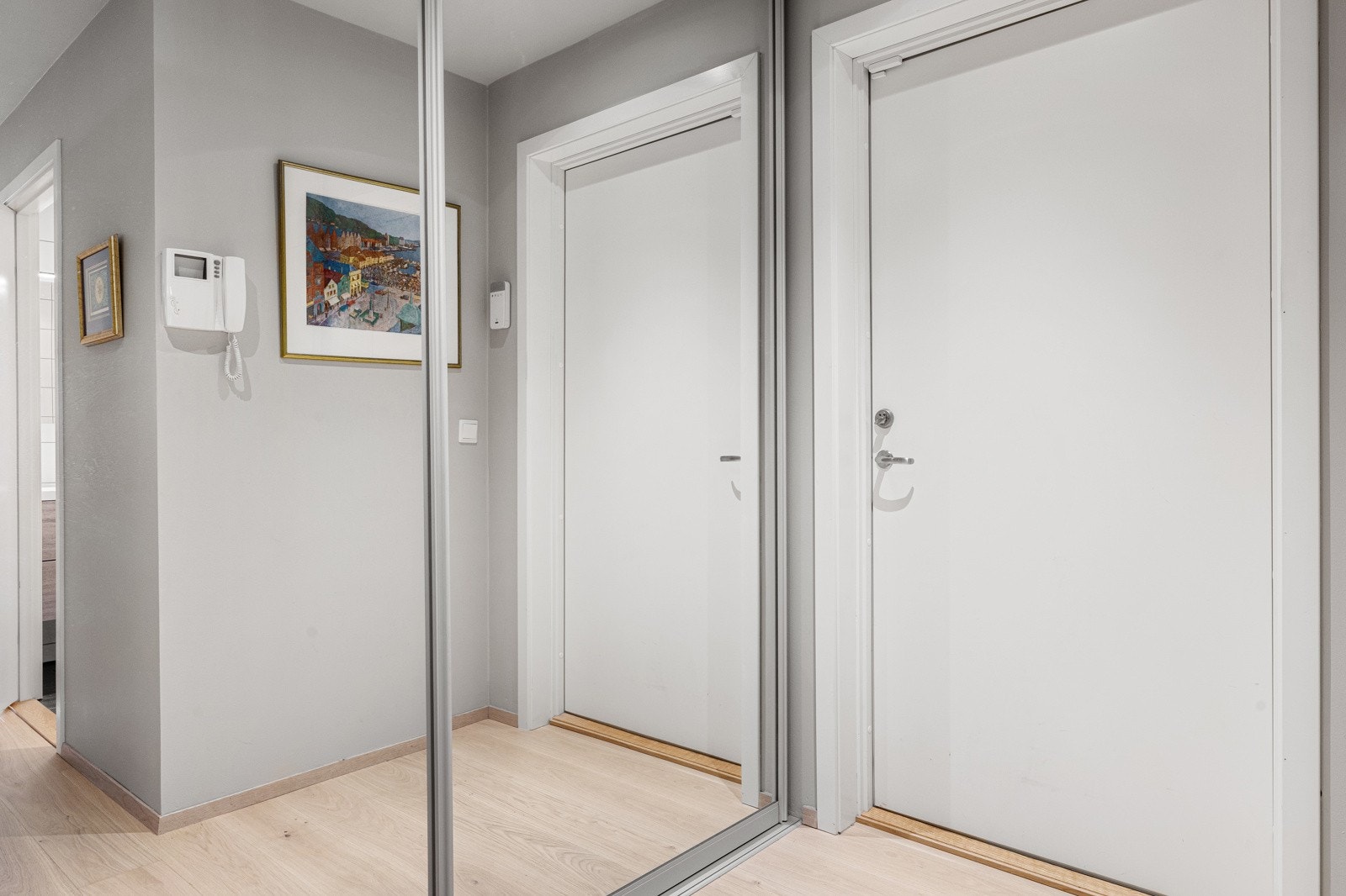 - Entreen er lys og innbydende med skyvedørsgarderobe - Galleribilde
