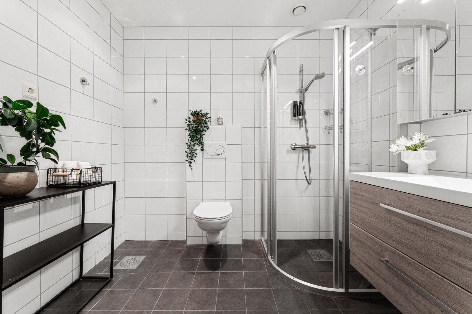 - Badet er flislagt og utstyrt med vannbåren gulvvarme - Galleribilde