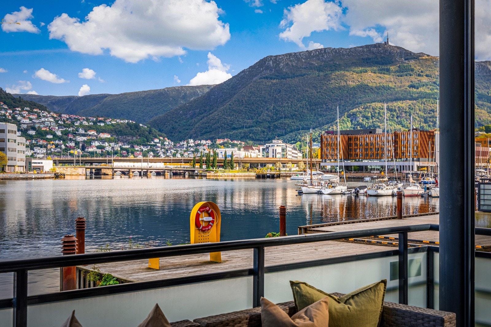 - Lys og moderne 3-roms selveierleilighet med en stor terrasse på hele 21 kvm og vakker sjøutsikt - Galleribilde