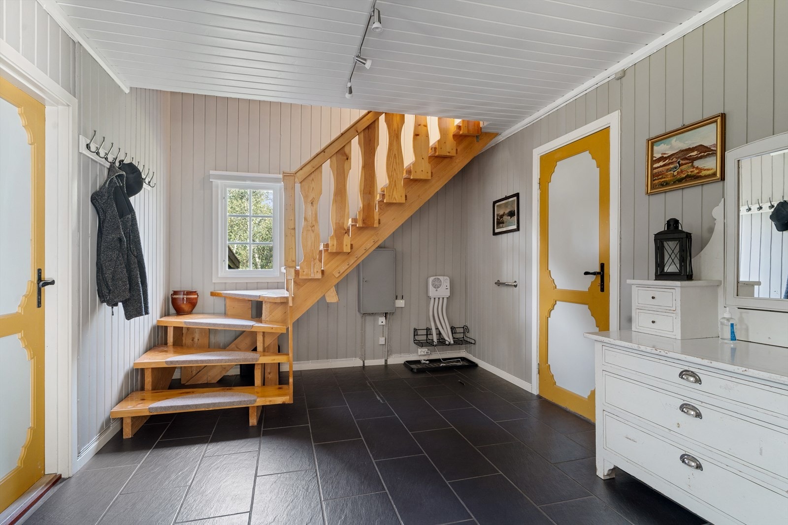 Velkommen inn i en stor flislagt entré med gulvvarme Galleribilde