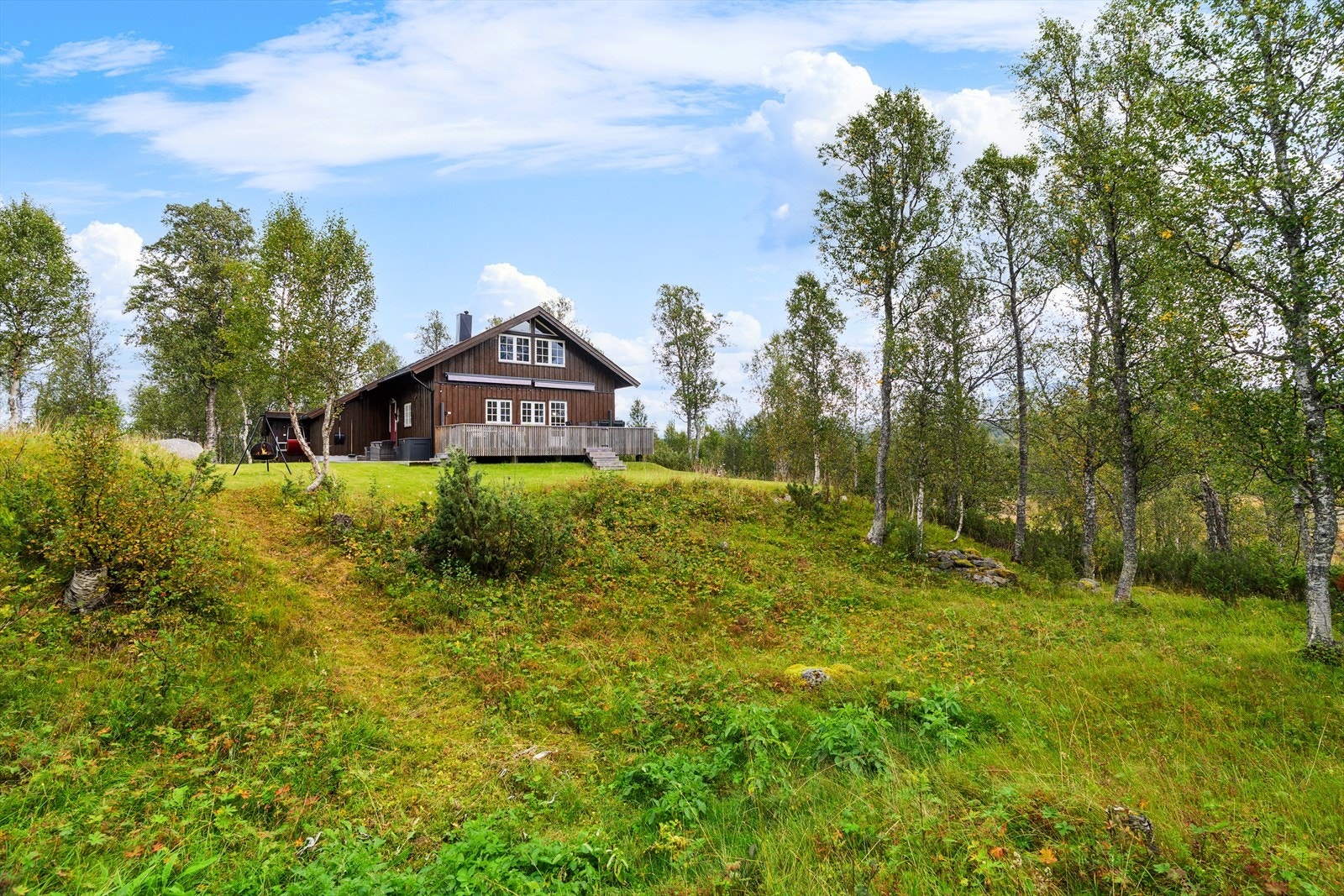 Hytta ligger alene uten innsyn fra naboer med skjermede og rolige omgivelser Galleribilde