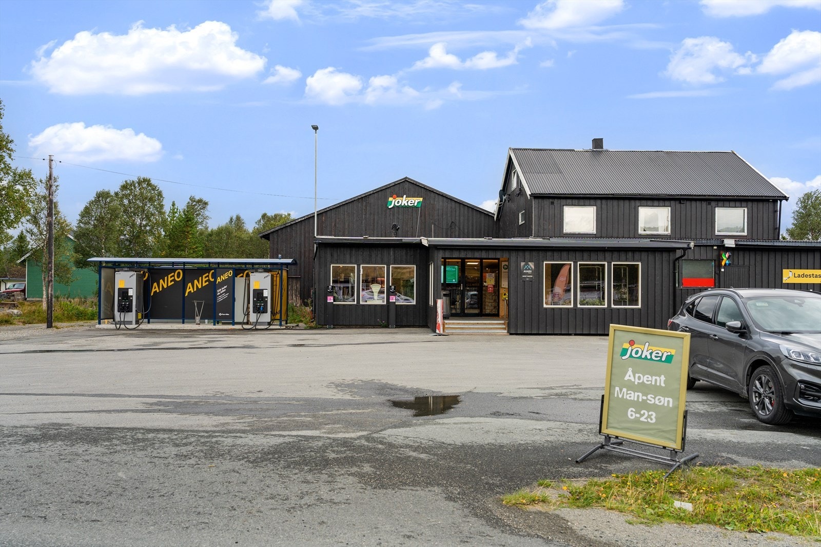 I Stugudal sentrum finnes landhandel, hurtigladere for elbil, spisested m.m. Galleribilde