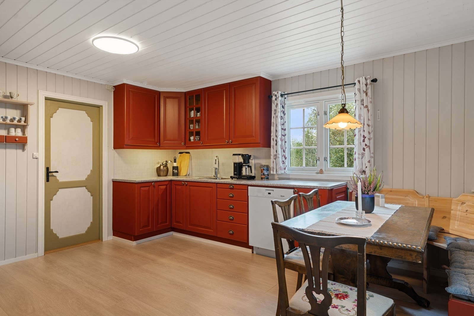 Kjøkkenet er på hele 18,4 kvm. noe som gir god plass til spisebord Galleribilde