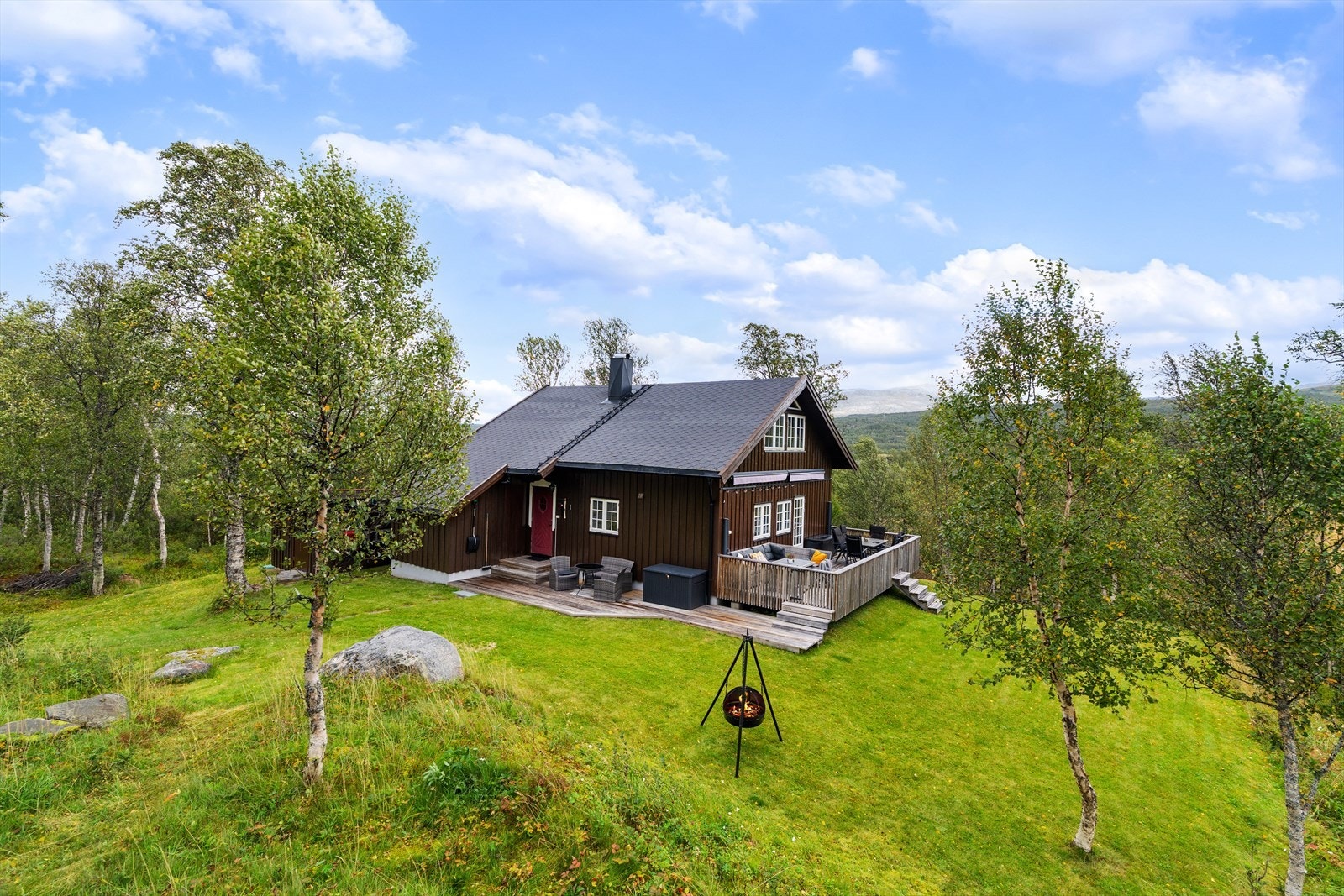 Tomten er svært romslig, med gode solforhold og uten naboer tett på Galleribilde
