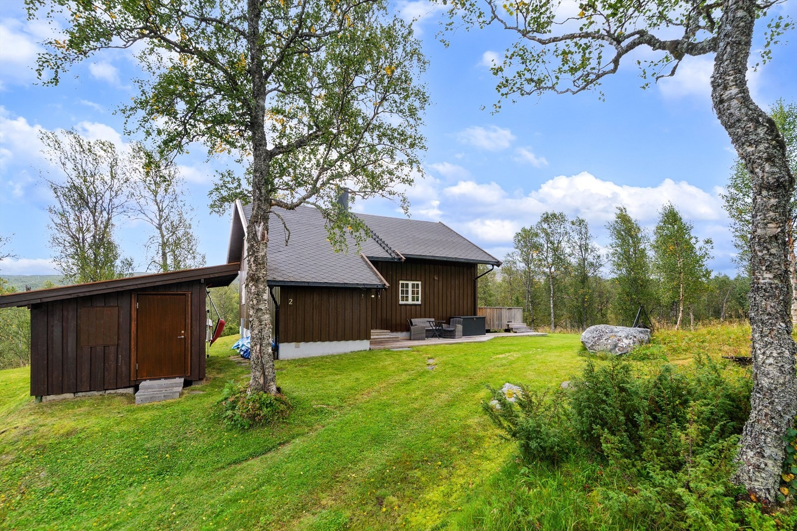 Eiendommen bærer preg både inn- og utvendig av gjennomtenkte og velholdte løsninger - Praktisk uthus på 11,9 kvm. til oppbevaring og lagring Galleribilde