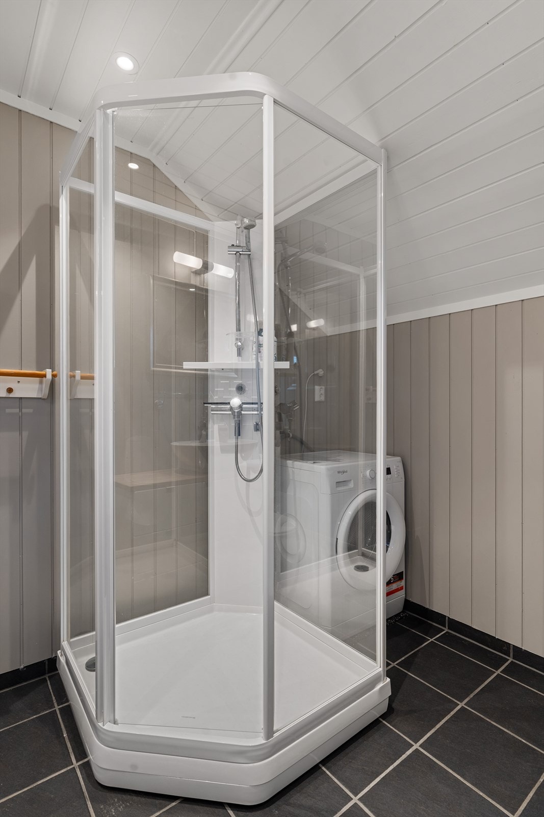 Praktisk dusjkabinett samt opplegg for vaskemaskin på bad Galleribilde