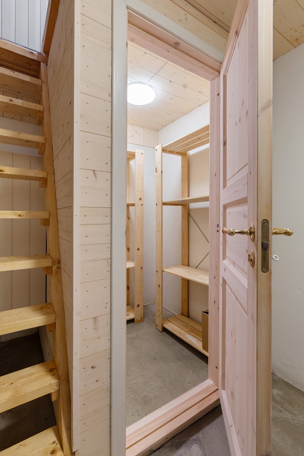 Praktisk velholdt kjellerdel med bodplass godt egnet til oppbevaring av mat- og drikkevarer Galleribilde