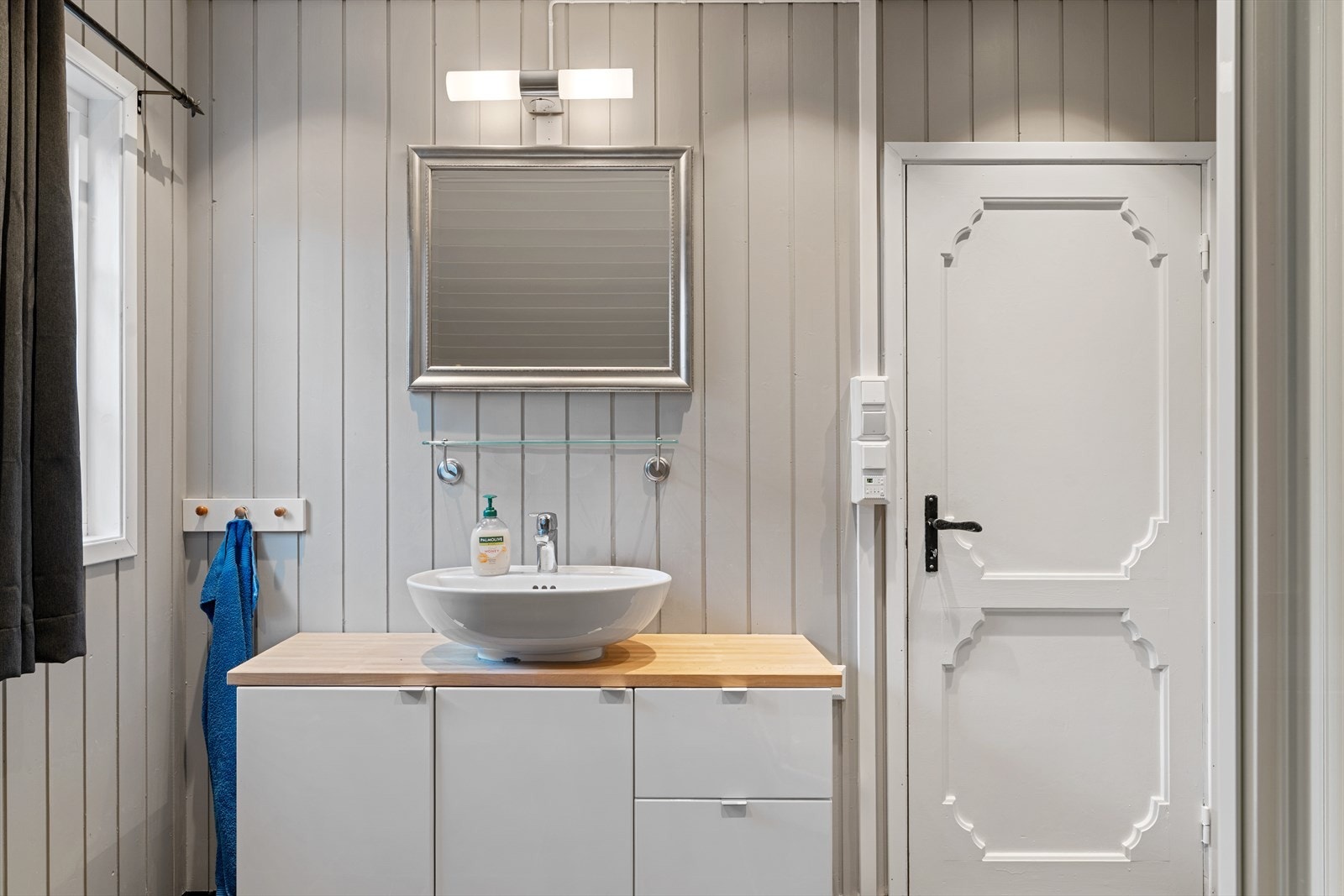 Lyst og tidløst bad. I taket har du spotter med dimming Galleribilde