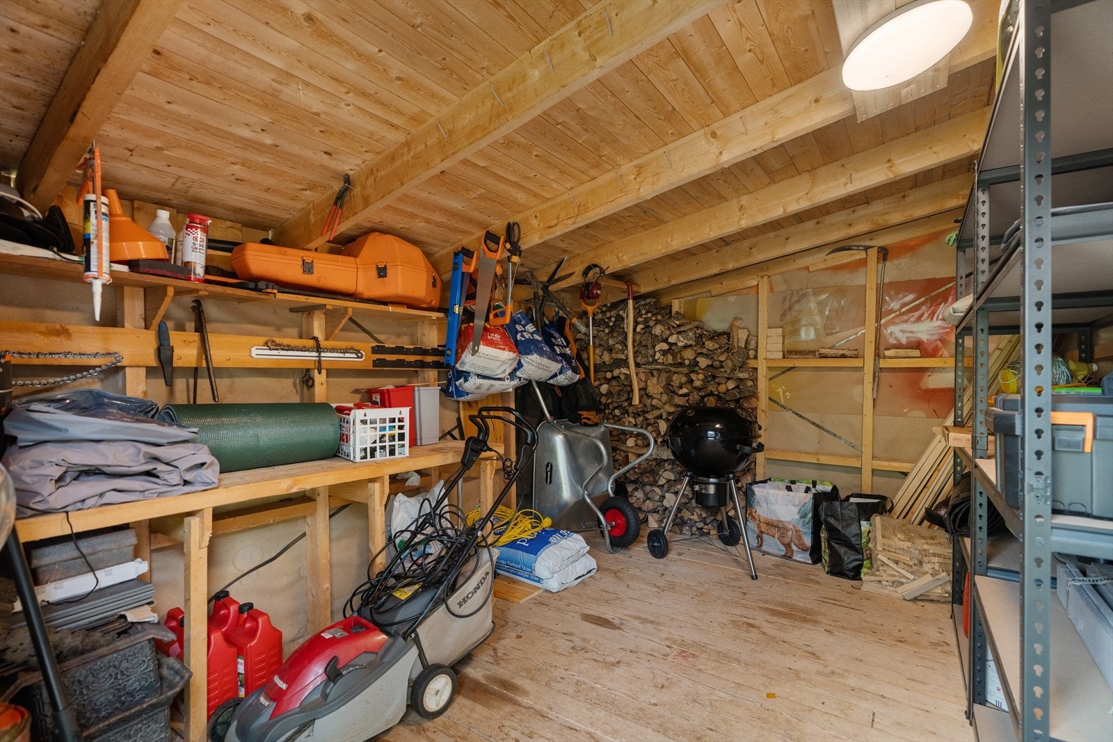 Meget praktisk uthus med god lagringskapasitet - Innlagt strøm Galleribilde