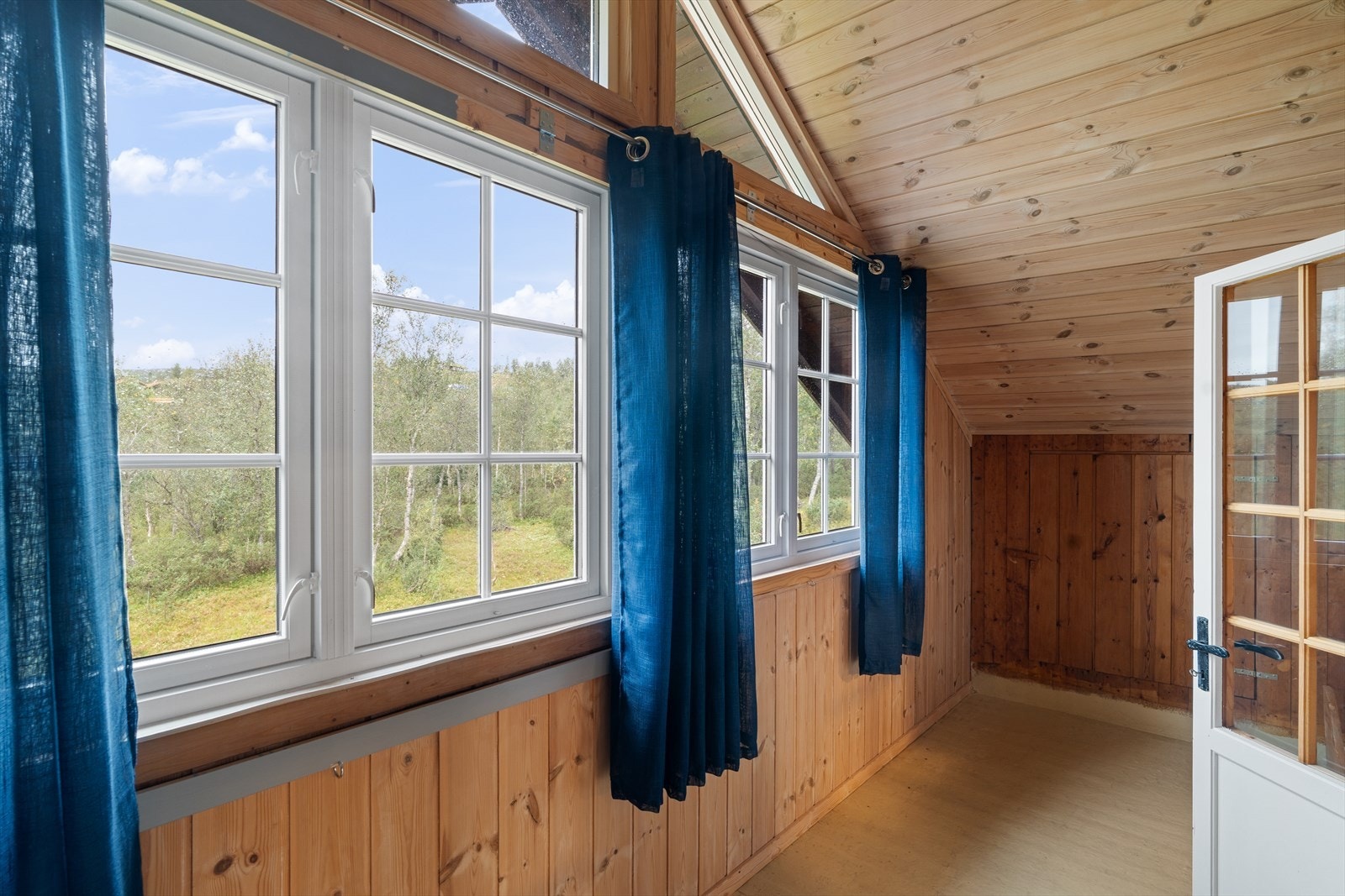 Rom på 8,6 kvm tilknyttet hovedsoverom med mange muligheter - perfekt som kontorplass, hobbyrom eller ekstra oppbevaringsrom. Galleribilde