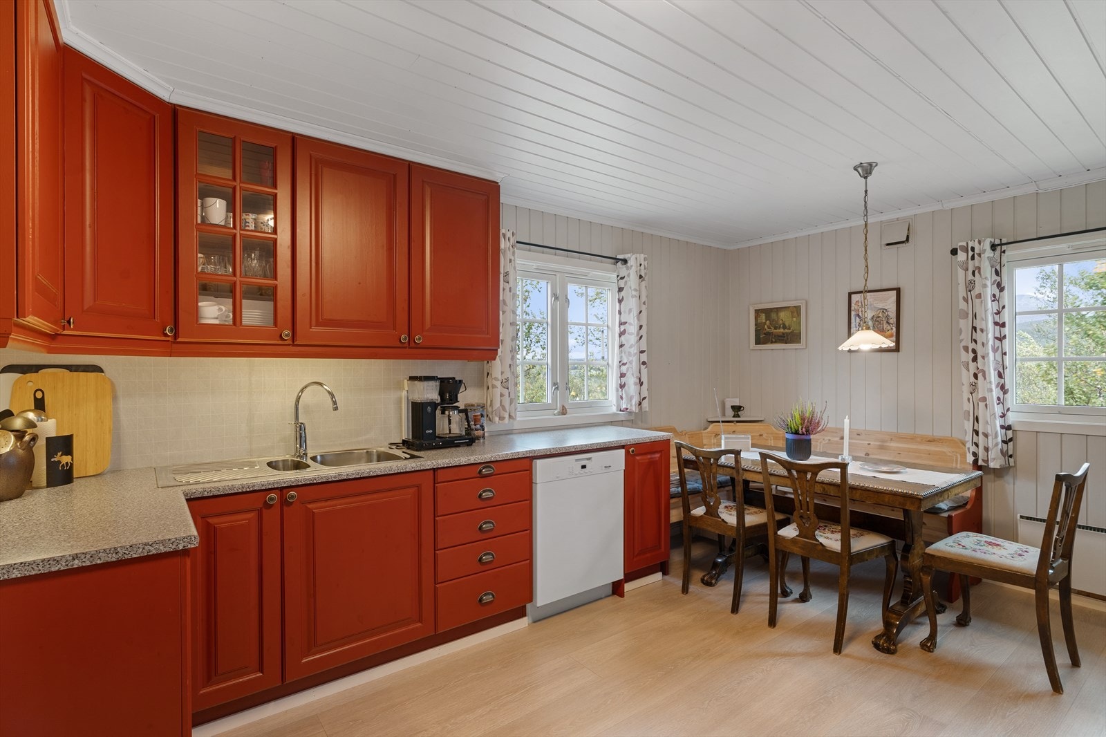 Kjøkkenet i heltre understreker den klassiske hyttestilen og gir en varm og tidløs atmosfære Galleribilde