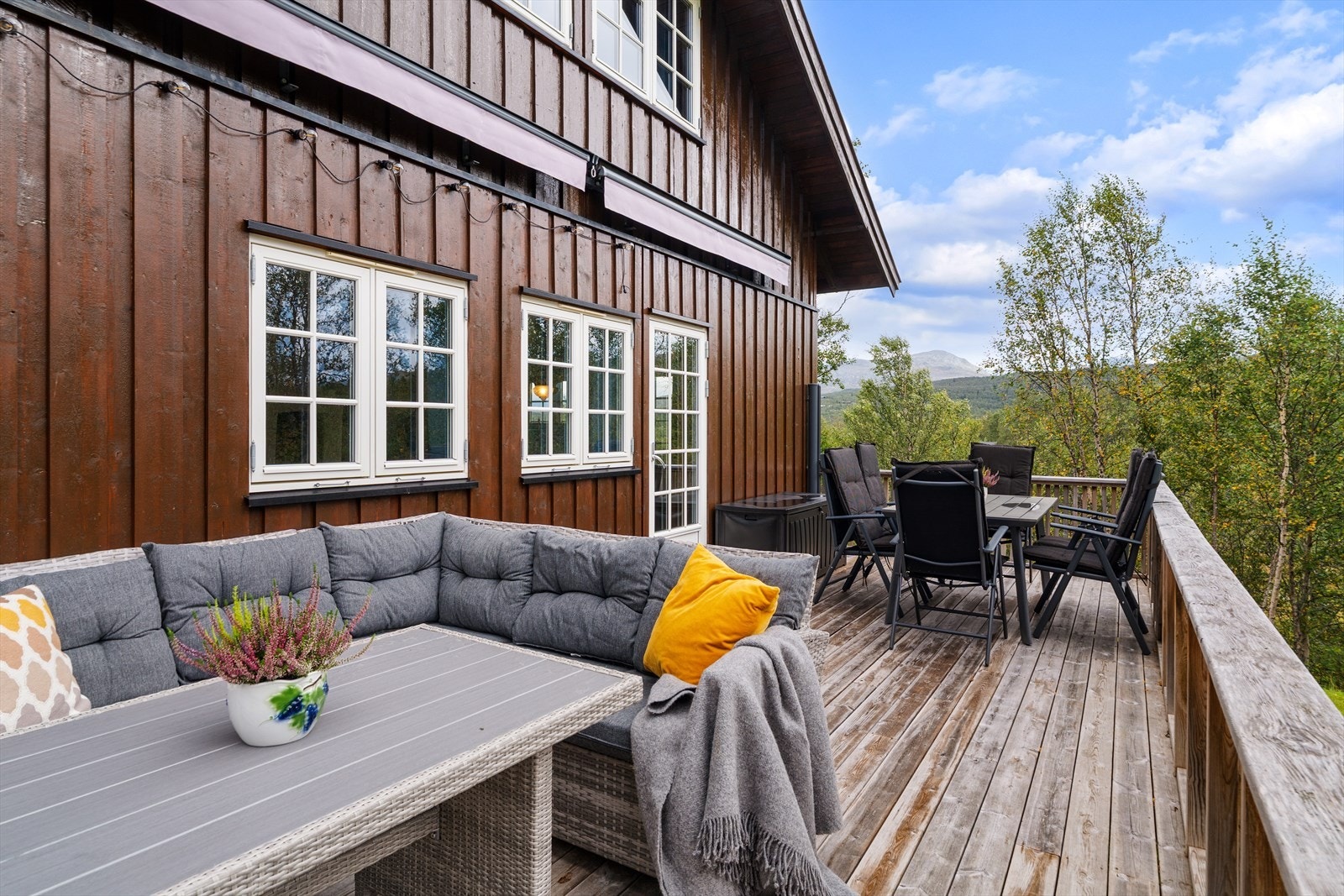 På verandaen har du god plass til møblering, og her kan lange dager nytes Galleribilde