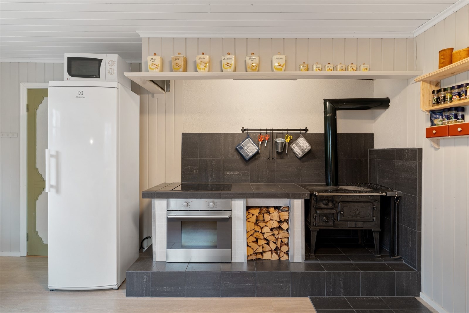 Her har du rikelig med skap- og benkeplass og kjøkkenet er utstyrt med bl.a integrert komfyr, platetopp og naturlig avtrekk Galleribilde