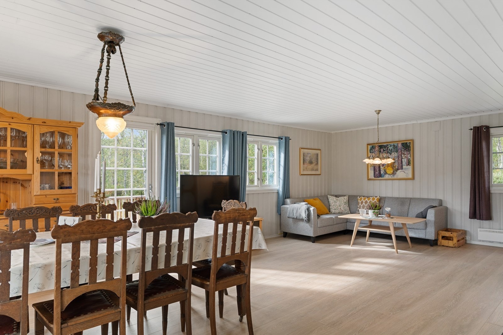 Lys og romslig stue på hele 40,8 kvm - I hovedetasjen er både stue og kjøkken oppusset i nyere tid med nytt gulv, malte vegger og ny himling Galleribilde