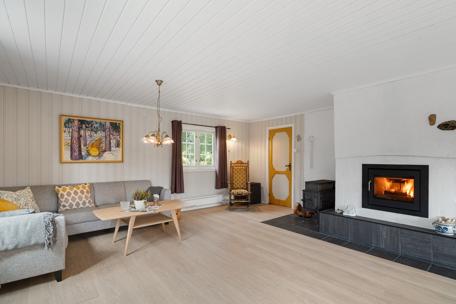 Den romslige stuen gir rom for gode møbleringsmuligheter - Ny vedovn samt flislegging omkring ildsted etablert i nyere tid Galleribilde