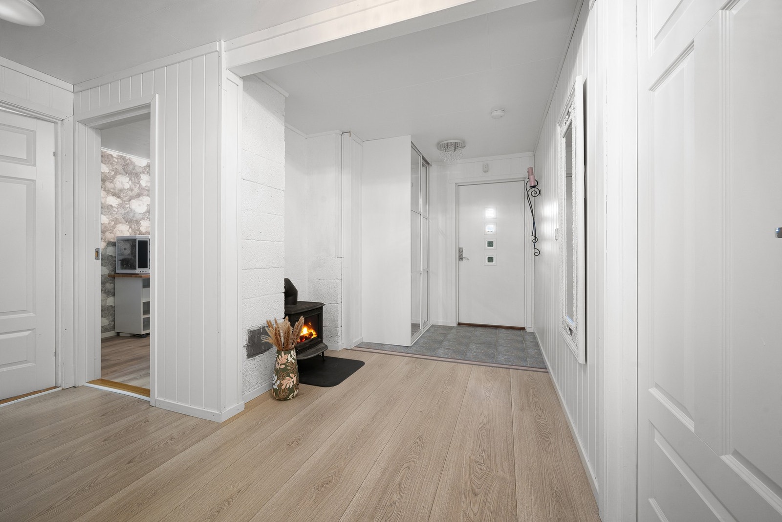 Boligen varmes hovedsaklig opp med varmepumpe, men det er også mulighet for vedfyring Galleribilde