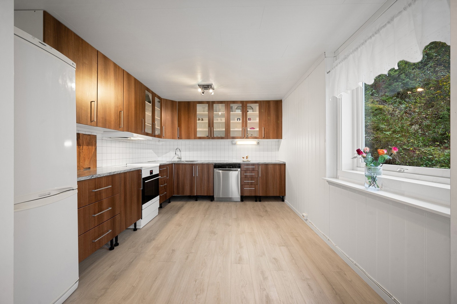 Kjøkkenet er fornyet etter byggeår og har en funksjonell innredning med takhøye overskap Galleribilde