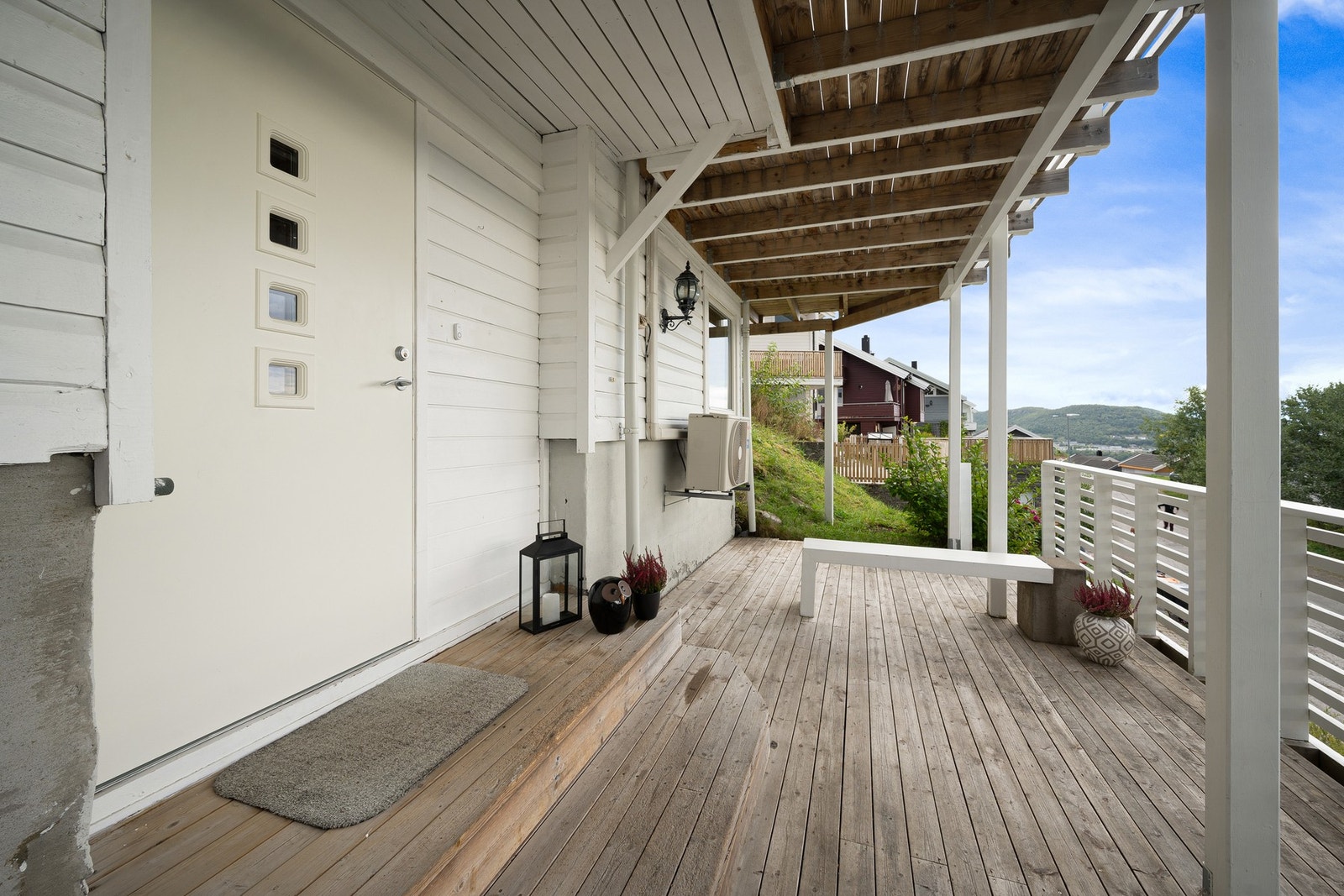 Overbygd inngangsparti med hovedinngangsdør fra 2015 Galleribilde