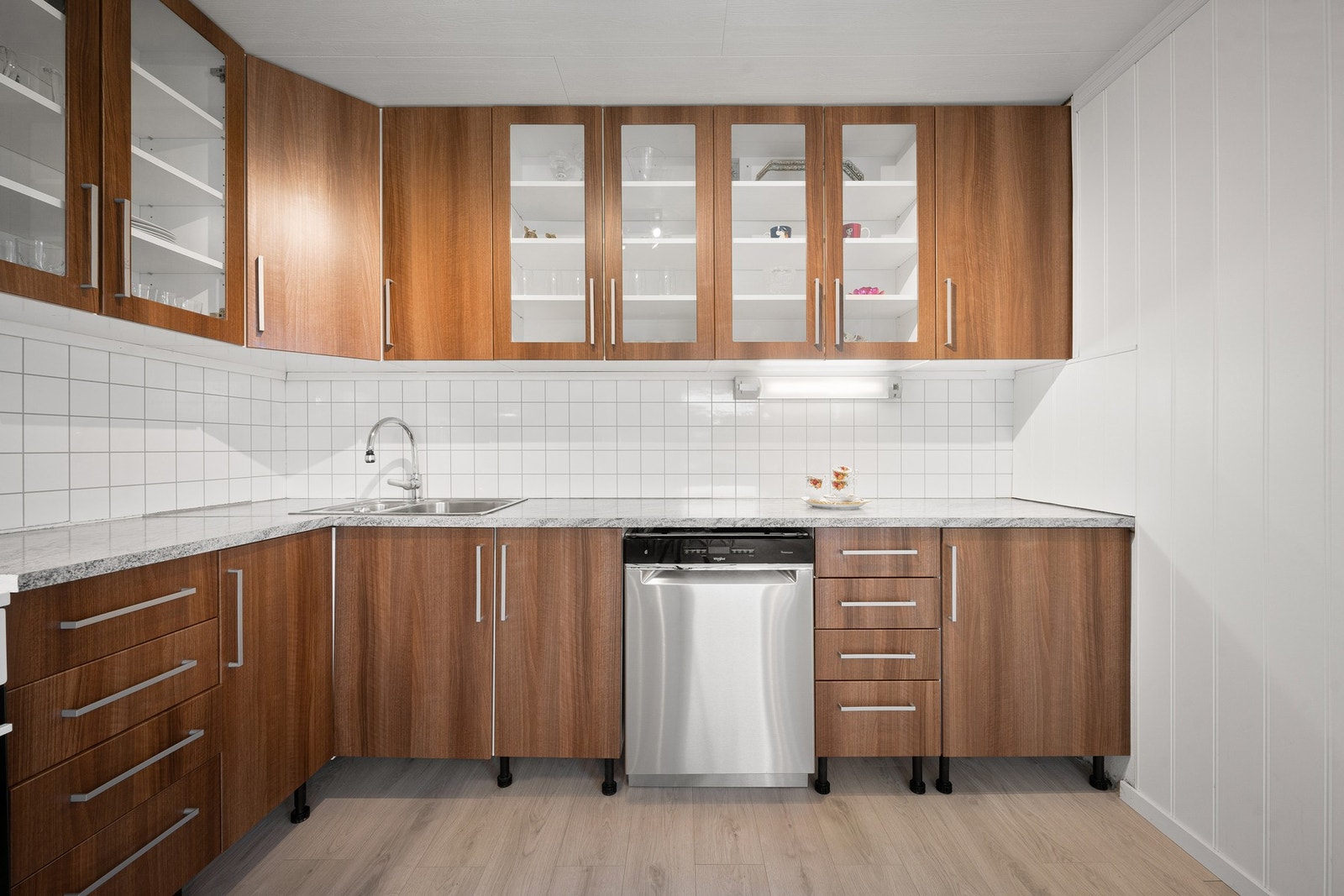 Gode arbeidsflater og godt med skapplass Galleribilde