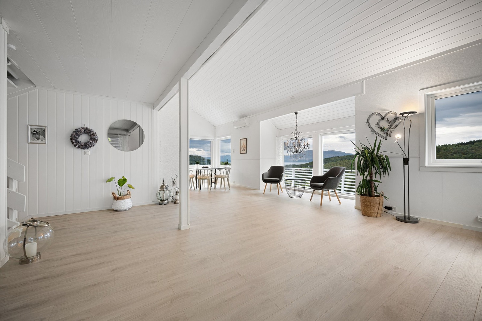 Velkommen inn i hovedetasjen, hvor stue og kjøkken blitt tildelt et helt plan og gir et fantastisk oppholdsområde for familien! Galleribilde