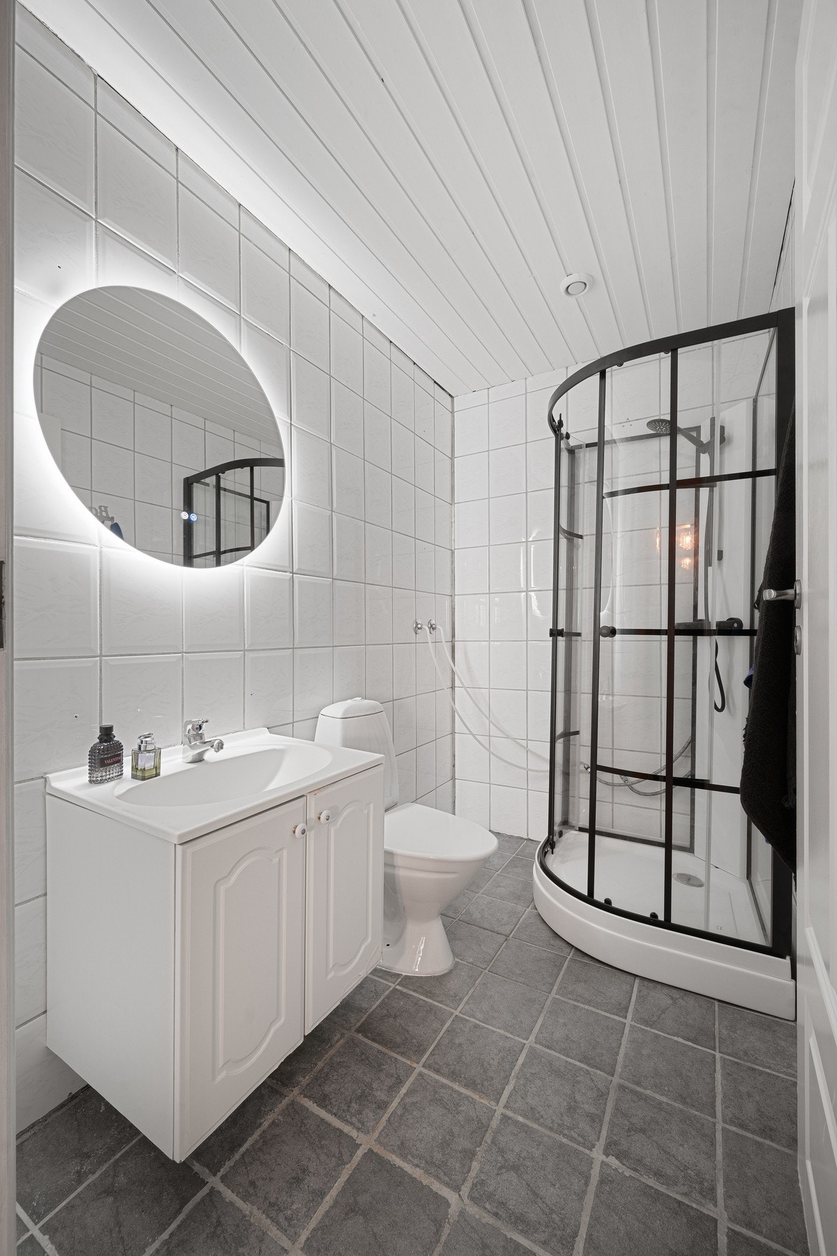 Flislagt bad med varme i gulv Galleribilde