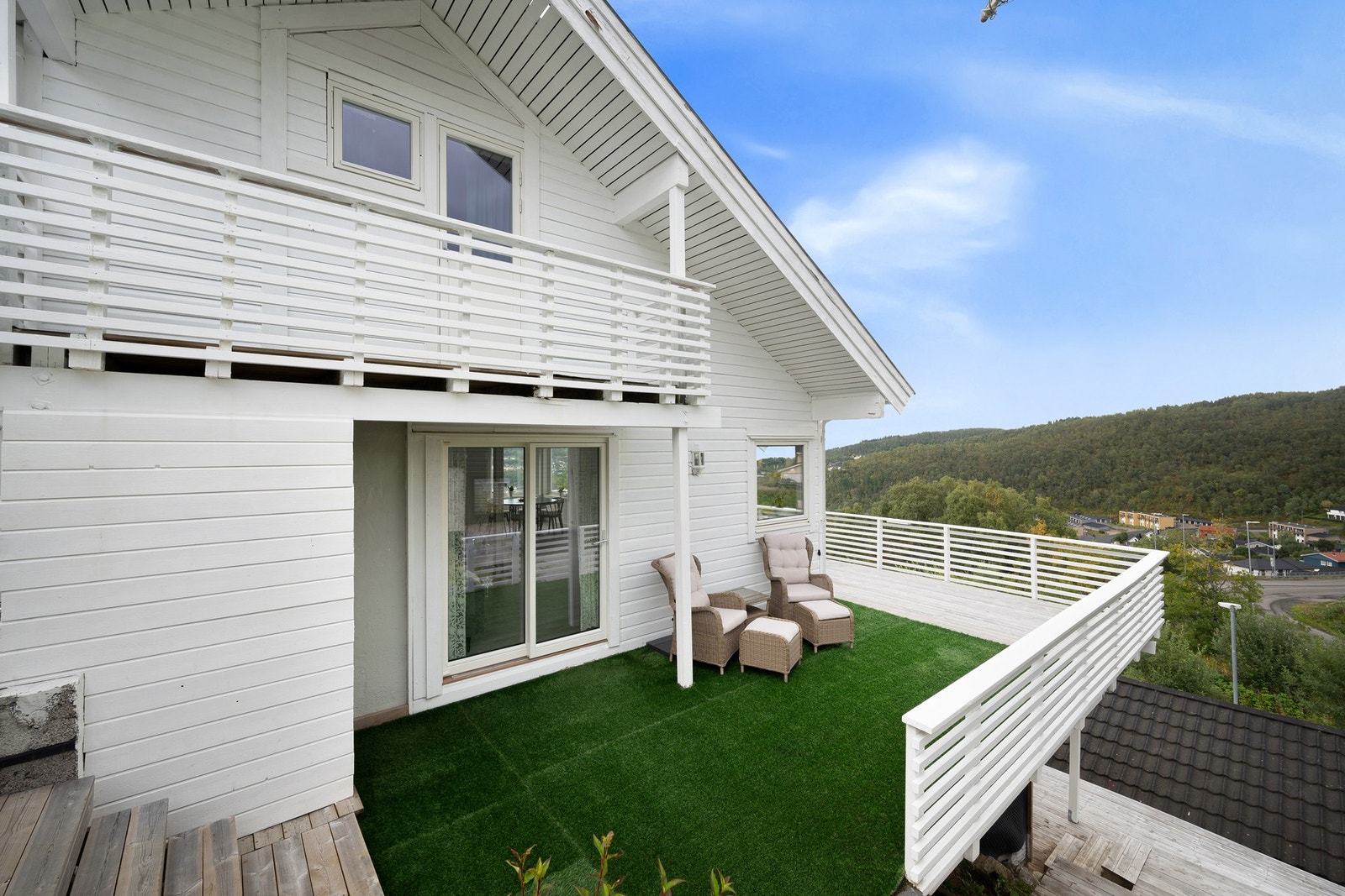 Terrasseområder på totalt 84 kvm gir flere soner for uteopphold hvor sommerdager kan nytes til fulle Galleribilde